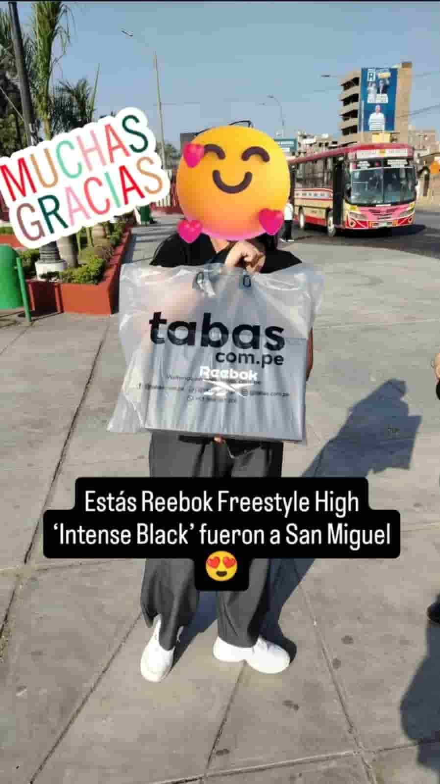 Cliente Tabas recibiendo su pedido