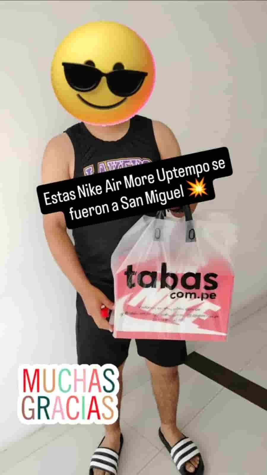 Cliente Tabas recibiendo su pedido