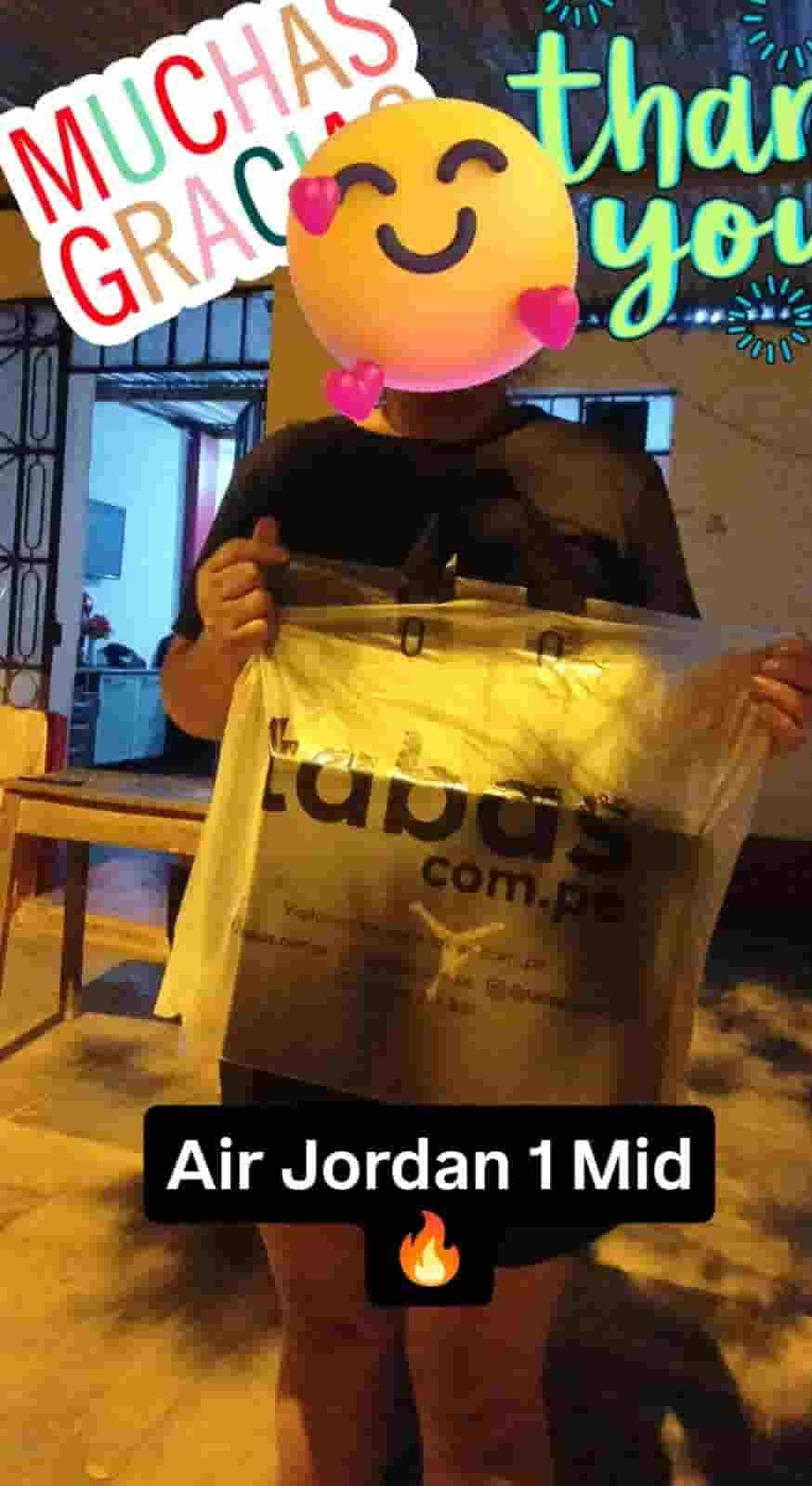 Cliente Tabas recibiendo su pedido
