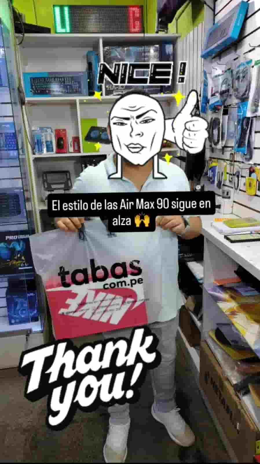 Cliente Tabas recibiendo su pedido